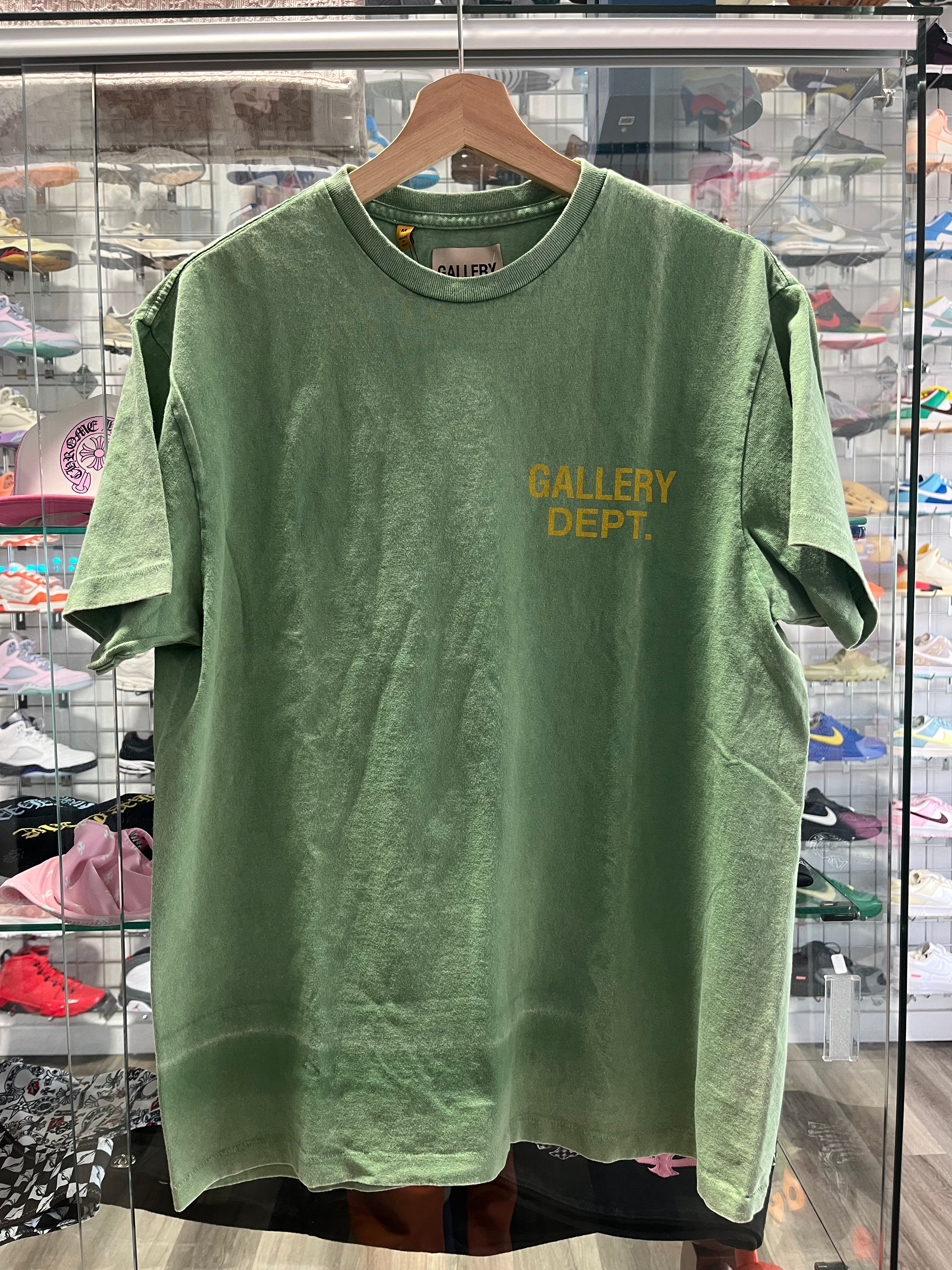 Gallery dept souvenir tee olive/ yellow logo