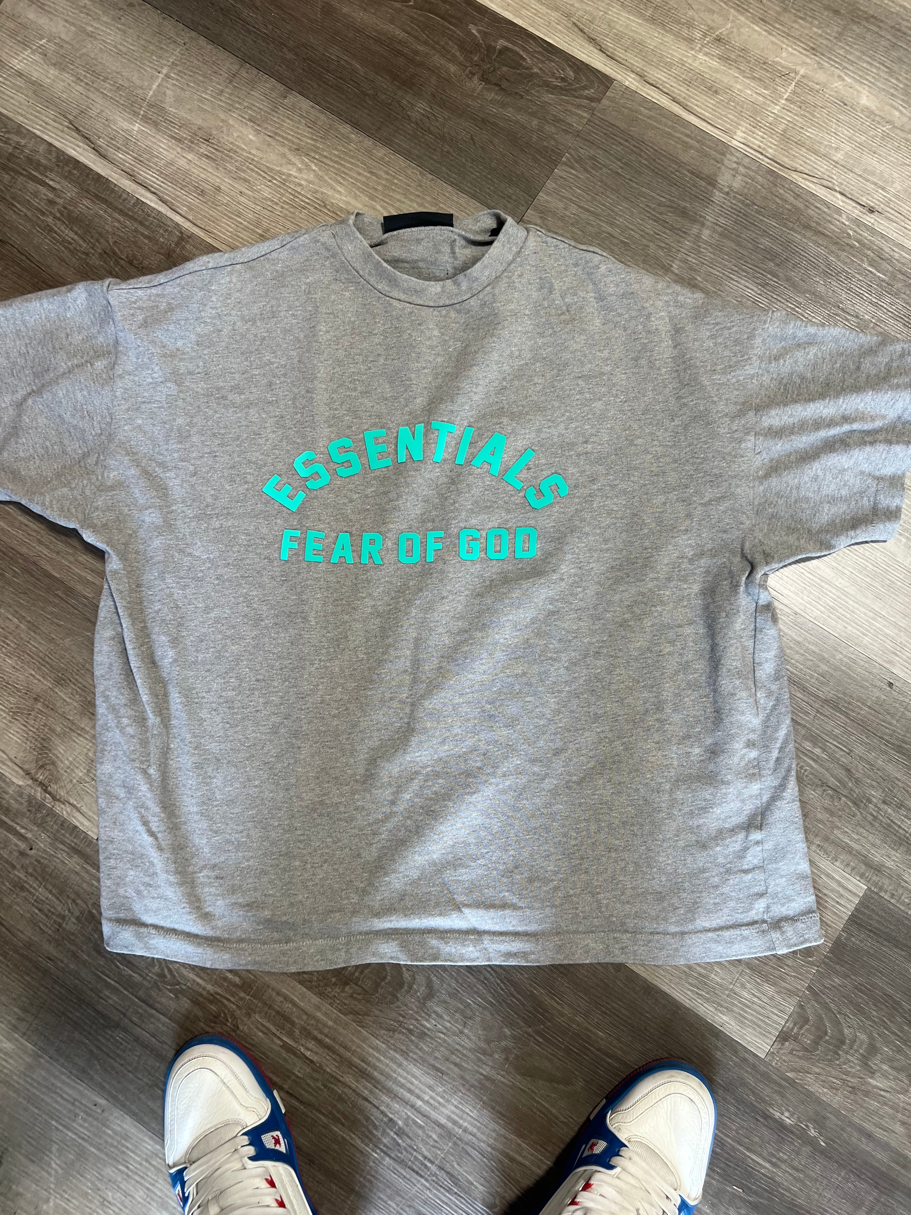 Essential tee grey turquoise logo