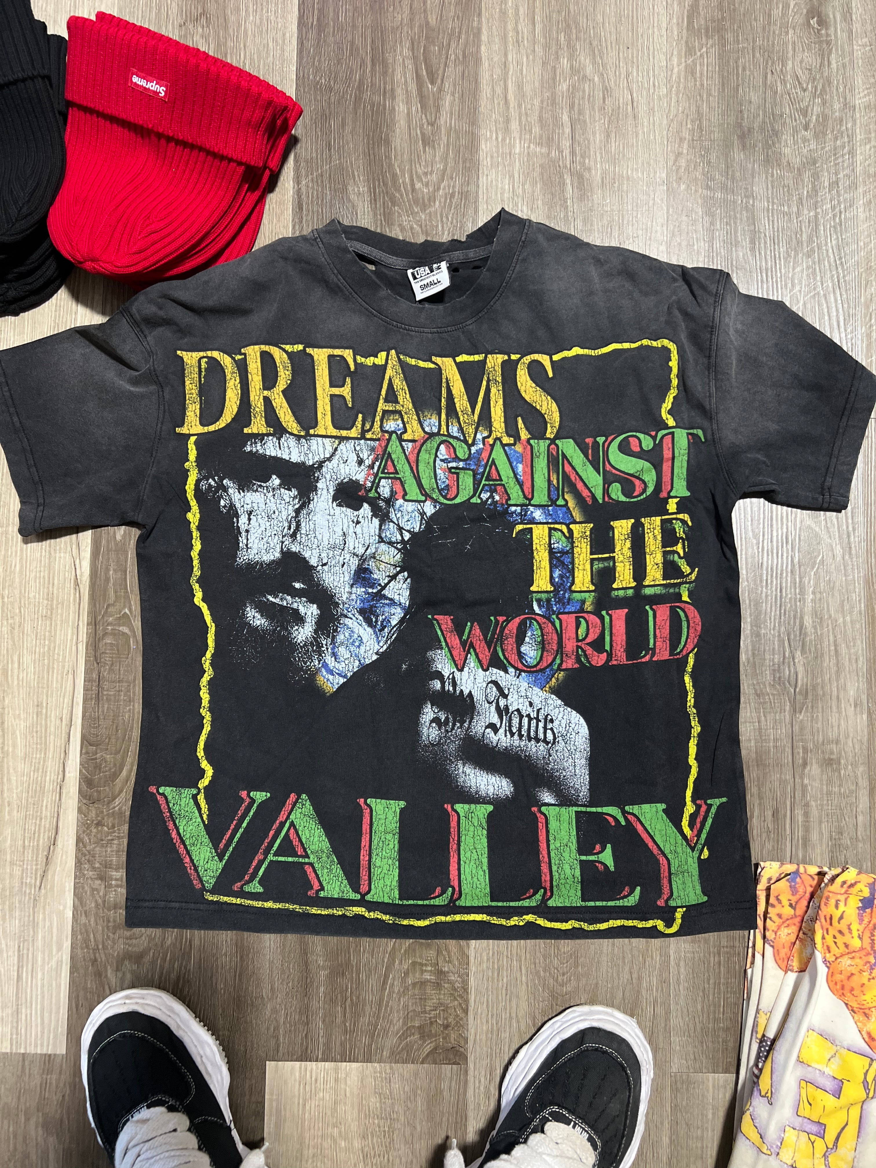 Vale lives dreams against the world tee black